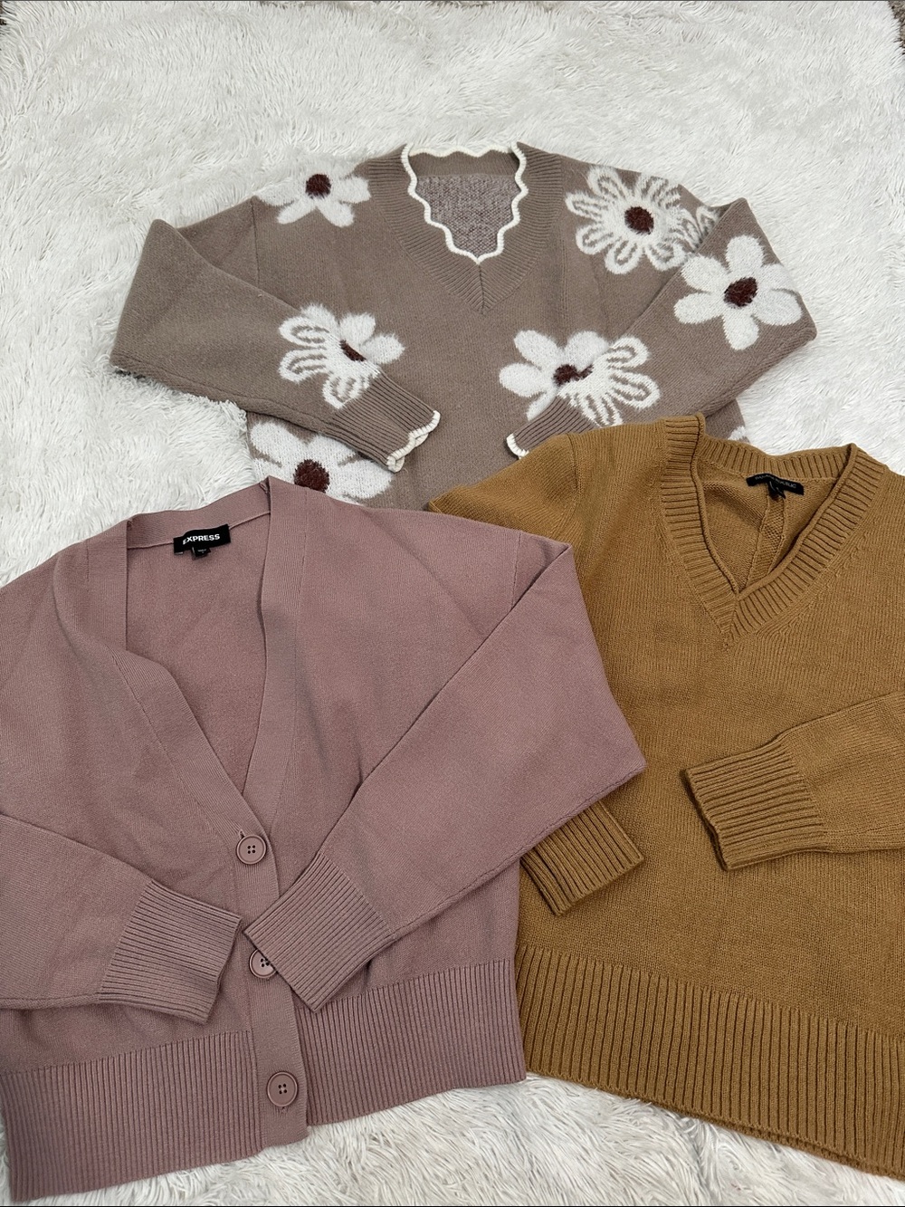 🕯️ Bundle of 3 Woman’s Sweaters Size Small